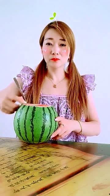 女孩问吃瓜吗,一起探讨“吃瓜”背后的趣味与话题