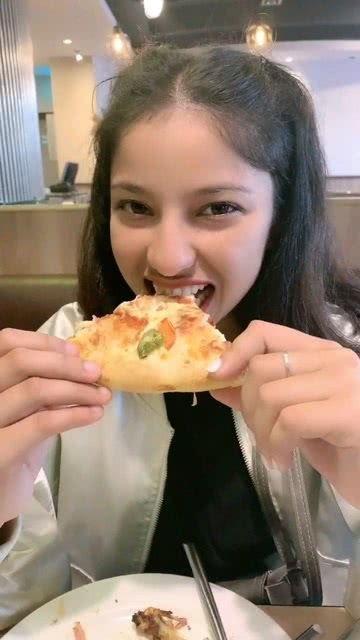 外国小姐姐吃中国酸瓜,外国小姐姐挑战中国酸瓜大挑战